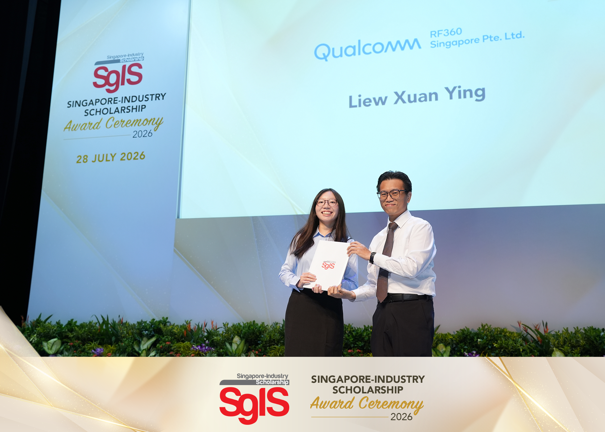 Liew Xuan Ying, from the class of 2023, receiving a Singapore-Industry Scholarship (Mid-term) from an industry partner from Qualcomm.